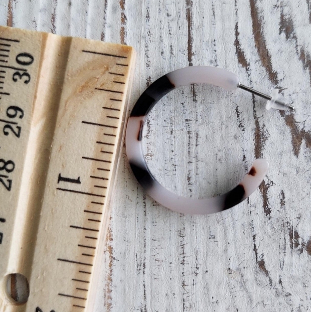 Tortoise Shell Hoops - Picture 4 of 12
